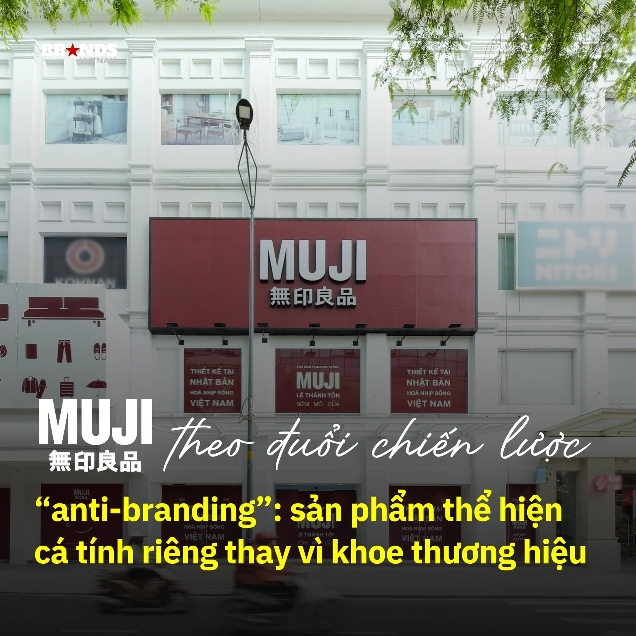 Trong marketing truyền thống, tên thương hiệu và logo là linh hồn, đồng thời cũng là công cụ định danh để nâng giá trị thương hiệu. Nhưng MUJI lại đi ngược lại hoàn toàn với chiến lược “anti-branding”. Bởi “MUJI” trong tiếng Nhật có nghĩa là “không thương hiệu”, người mua MUJI không mua để khoe mẽ một biểu tượng trên ngực áo, họ mua để khẳng định cá tính riêng không bị chi phối bởi nhãn hàng.
Sự “nhàm chán” trong thiết kế của MUJI thực chất là sự tối ưu hóa công năng. Bằng cách sử dụng tông màu trung tính (be, xám, trắng) và giữ nguyên cấu trúc vật liệu, MUJI tạo ra một hệ sinh thái sản phẩm có khả năng “tàng hình” trong mọi không gian nội thất, giúp giảm rào cản tâm lý khi khách hàng cân nhắc tính thẩm mỹ chung của căn nhà. Điều này tạo nên khái niệm “Anonymity” (sự vô danh), sản phẩm không tranh giành sự chú ý với chủ nhân của nó mà chỉ đơn thuần là công cụ phục vụ đời sống.
