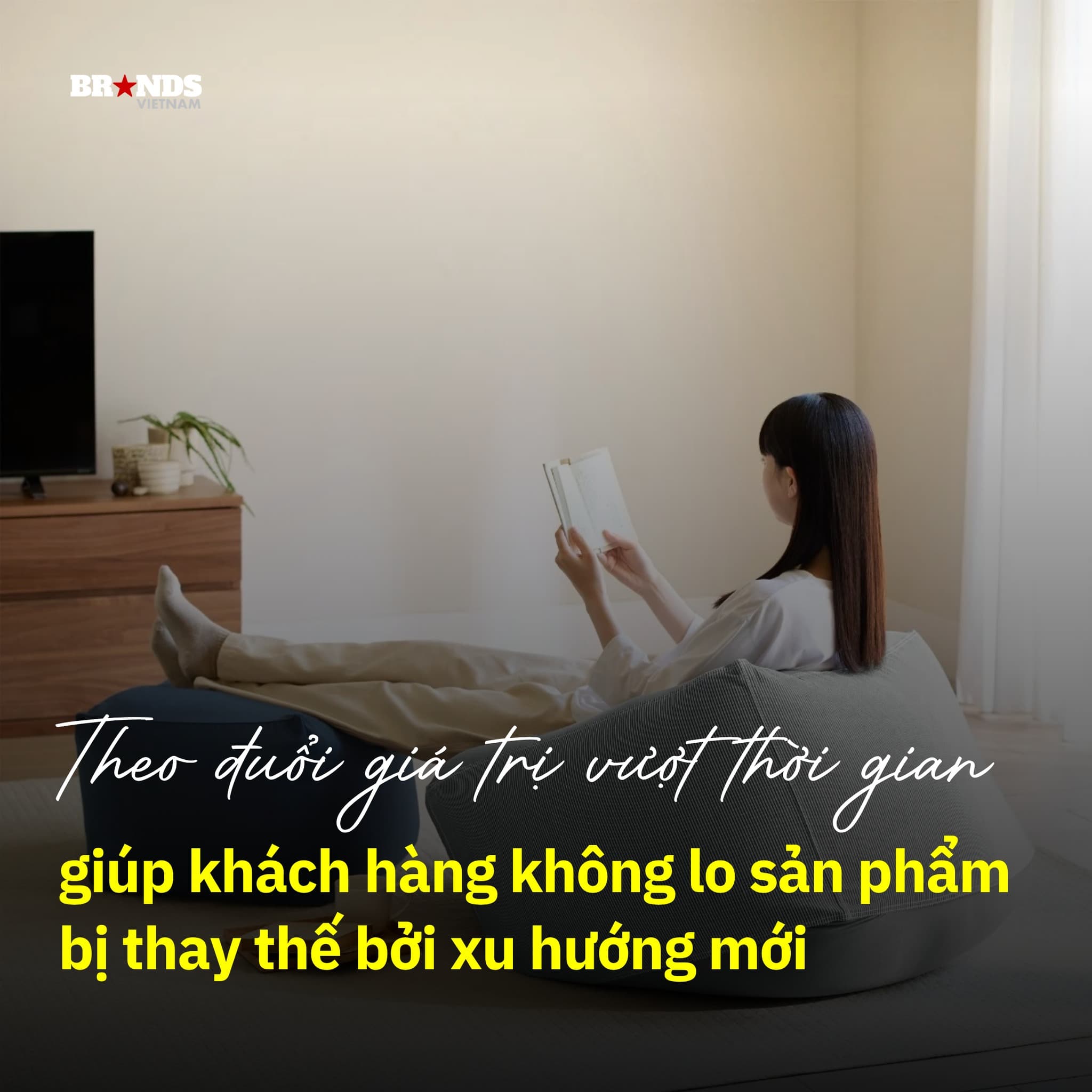 Thay vì chạy theo xu hướng, MUJI theo đuổi giá trị vượt thời gian, tạo ra những sản phẩm vẫn giữ nguyên vẻ đẹp và công năng. Một chiếc hộp nhựa hay một chiếc áo sơ mi trắng của MUJI năm 2010 không hề khác biệt so với phiên bản năm 2025. Sự nhất quán này giúp giảm chi phí R&D (nghiên cứu và phát triển) đồng thời tạo ra một niềm tin sắt đá nơi khách hàng: Họ luôn có thể tìm thấy thứ họ cần mà không sợ nó bị “khai tử” để nhường chỗ cho những mẫu mã thời thượng nhưng mau lỗi mốt.
Ví dụ điển hình nhất là chiếc ghế lười của MUJI. Không có bất kỳ nhãn mác nào bên ngoài, nó chỉ đơn giản là một khối hình học êm ái. Song, sản phẩm vẫn thành công đến mức, tại thị trường Trung Quốc, nó được gọi là “chiếc ghế khiến con người trở nên vô dụng” vì sự thoải mái tuyệt đối. Điều này chứng minh rằng khi sản phẩm đạt đến đỉnh cao của công năng, thương hiệu không còn cần tiếng nói của logo để chứng minh giá trị.