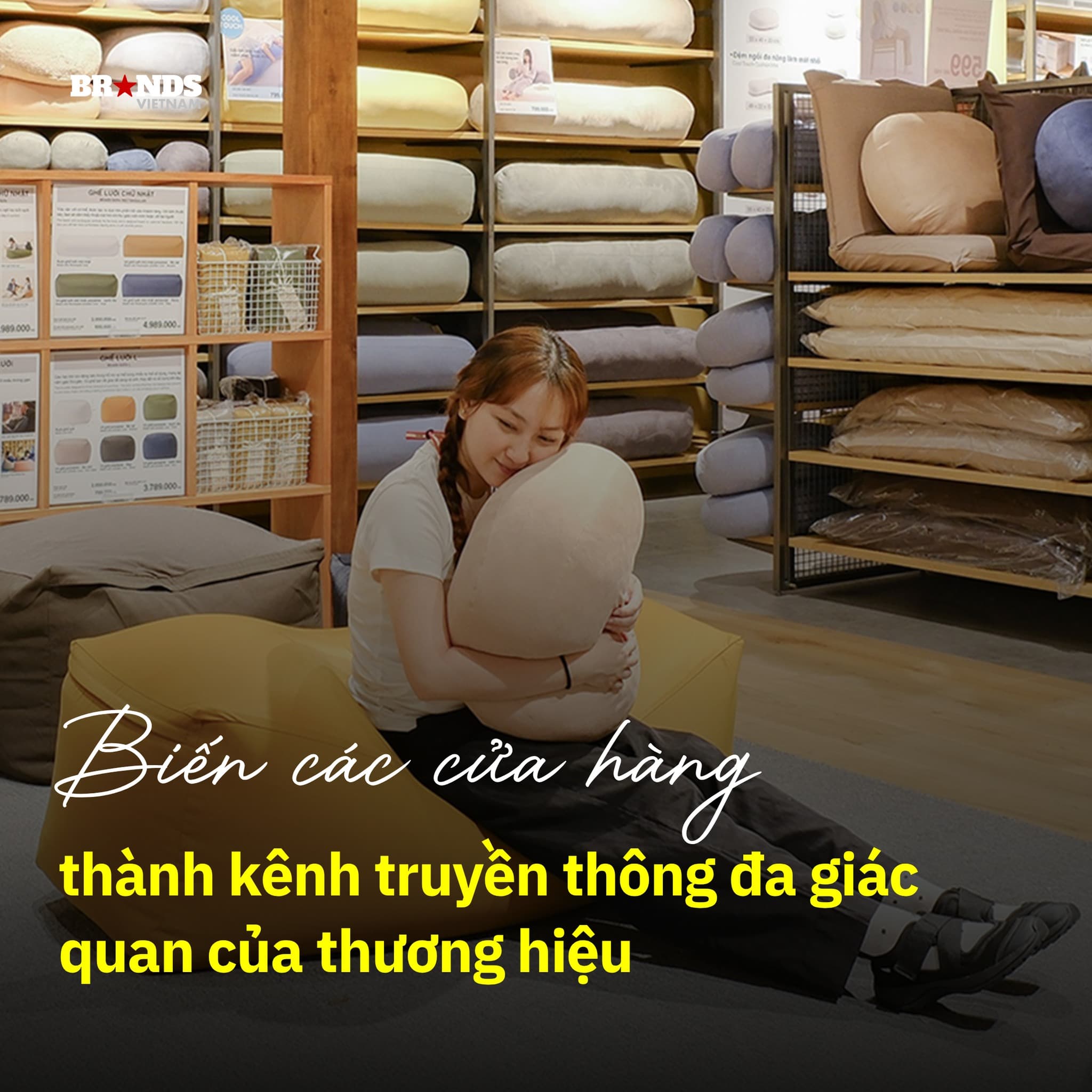 MUJI rất ít khi chi tiền cho TVC hay Billboard. Thay vào đó, họ đầu tư vào diện tích cửa hàng lớn và biến chúng thành kênh truyền thông mạnh mẽ nhất. Đây là mô hình trải nghiệm đa giác quan được thực hiện ở mức độ hoàn hảo: mùi hương tinh dầu sả chanh lan tỏa từ cửa, ánh sáng vàng ấm áp và cách sắp xếp hàng hóa theo hệ thống lưới (grid-system) cực kỳ ngăn nắp tạo ra hiệu ứng tâm lý “thư giãn cưỡng chế”.
Khi khách hàng bước vào, họ không chỉ mua sắm mà còn trải nghiệm một nhịp sống khác. Cách bố trí các quầy hàng từ đồ gia dụng đến mỹ phẩm và quần áo được thiết kế để tạo ra một hành trình trải nghiệm liền mạch. Khách hàng có xu hướng đi hết một vòng cửa hàng thay vì chỉ ghé vào một quầy cụ thể. Sự bài trí này kích thích việc “mua sắm chéo”, nơi một người vào mua sổ tay có thể ra về với cả tinh dầu và tất cotton.
Hơn thế nữa, MUJI tận dụng cửa hàng để giáo dục khách hàng về triết lý sống. Các bảng thông tin trong cửa hàng không nói về chương trình khuyến mãi giảm giá, mà nói về nguồn gốc sợi bông hay cách tái chế nhựa. Đây là cách marketing nội dung tại điểm bán cực kỳ hiệu quả, biến việc mua sắm thành một hành vi văn hóa.
Ngoài ra, các mô hình cửa hàng tích hợp như MUJI Café cho thấy rõ tác động của trải nghiệm đến hiệu quả kinh doanh. Minh chứng là tại thị trường Singapore, việc bổ sung không gian ẩm thực này vào năm 2015 đã thúc đẩy doanh thu cửa hàng tăng trưởng ấn tượng tới 40%.
Không chỉ dừng lại ở việc thu hút lưu lượng khách mới, không gian này còn tối ưu hóa “thời gian lưu trú”, biến việc mua sắm thuần túy thành một hành trình trải nghiệm phong cách sống trọn vẹn. Khi khách hàng sẵn lòng nán lại lâu hơn để chi tiêu nhiều hơn, đó là lúc MUJI khẳng định giá trị khác biệt của mình: Họ không chỉ bán đồ gia dụng, mà đang bán một “khoảng lặng” tinh tế giữa lòng đô thị ồn ào, một trải nghiệm thực tế mà các sàn thương mại điện tử không thể thay thế.