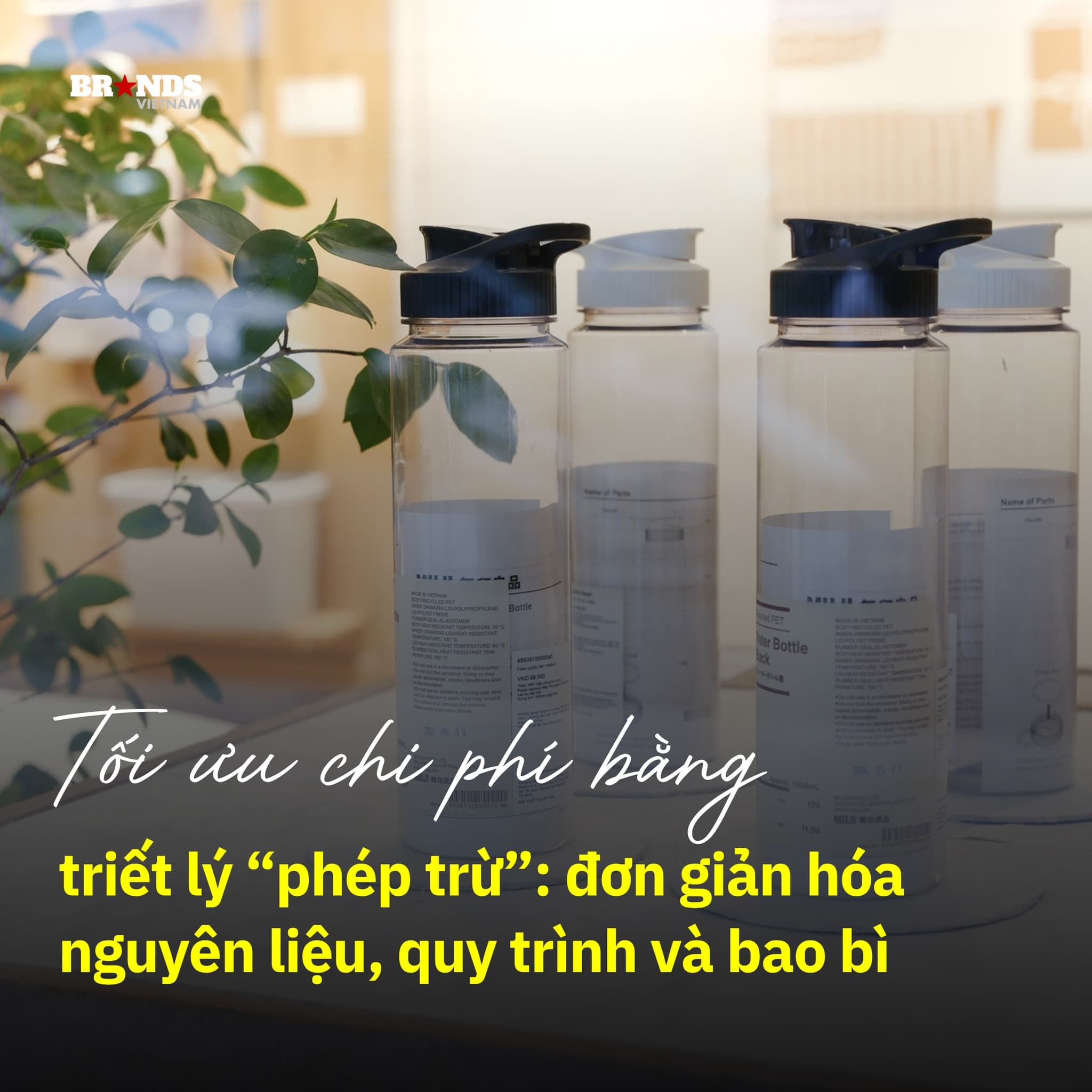Chiến lược “phép trừ” trong sản xuất nhằm tối ưu chi phí
Sức mạnh cạnh tranh của MUJI nằm ở khả năng kiểm soát giá thành thông qua triết lý bền vững. Họ thực hiện “phép trừ” ở ba công đoạn: Lựa chọn nguyên liệu, Hợp lý hóa quy trình và Đơn giản hóa bao bì. Thay vì bỏ tiền ra để làm cho sản phẩm bóng bẩy hơn, MUJI để mặc cho vật liệu lên tiếng. Điều này vô tình tạo ra một xu hướng thẩm mỹ “Raw Beauty” mà nhiều thương hiệu khác phải tốn rất nhiều tiền mới sao chép được.
Họ sử dụng những nguyên liệu mà các hãng khác vứt bỏ: bột giấy chưa tẩy trắng tạo ra màu nâu đặc trưng của sổ tay, hoặc những quả dâu tây bị vỡ để làm nhân bánh quy socola... Đây là một nước đi mang lại lợi ích kép, vừa giúp MUJI định vị mình là thương hiệu có trách nhiệm xã hội (CSR) đánh trúng tâm lý Gen Z, vừa giúp họ cắt giảm chi phí nhuộm và hoàn thiện bề mặt sản phẩm.
Việc chuẩn hóa kích thước bao bì và không sử dụng các vật liệu đóng gói phức tạp không chỉ bảo vệ môi trường mà còn tối ưu hóa không gian vận chuyển. Ít không khí hơn trong các hộp vận chuyển nghĩa là nhiều hàng hóa hơn trong một chuyến xe, giúp giảm đáng kể chi phí logistics toàn cầu. Đây là cách MUJI duy trì lợi nhuận dù không bao giờ tham gia vào các cuộc đua quảng cáo đắt đỏ.
Dòng mỹ phẩm nổi tiếng của MUJI sử dụng nước khoáng tự nhiên từ tỉnh Iwate (Nhật Bản), nhấn mạnh vào độ tinh khiết và tối giản thành phần thay vì những tuyên bố công nghệ phức tạp. Chính sự tập trung vào giá trị cốt lõi này đã đưa nhóm ngành hàng chăm sóc cá nhân trở thành một trong những động lực tăng trưởng doanh thu và lợi nhuận chủ chốt của MUJI tại khu vực Đông Á trong những năm gần đây, theo báo cáo từ Ryohin Keikaku.